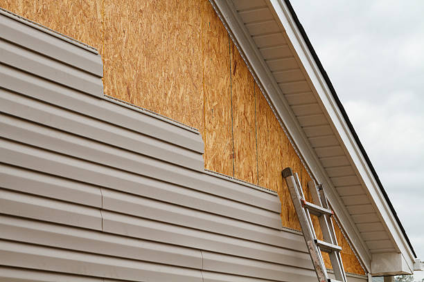 Professional Emergency Siding Repair technician working in Linkwood, MD